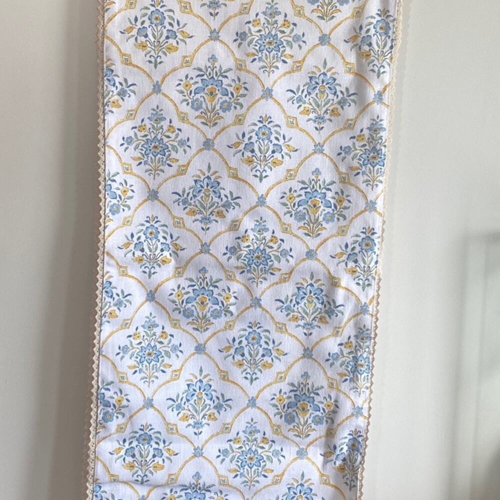 NWT Cupcake & Cashmere Table Runner Vintage Floral Design NWT